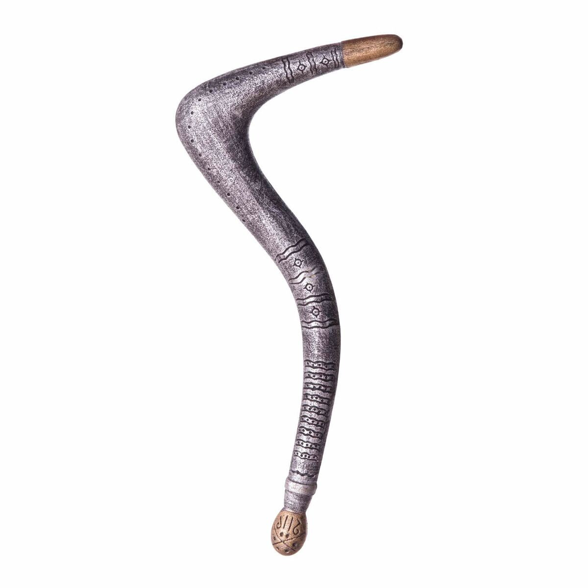 En böjd, silverfärgad boomerang med etniska mönster och detaljer i trä- eller bronsimitation i ändarna, fotograferad mot vit bakgrund.