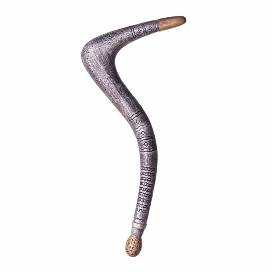 En böjd, silverfärgad boomerang med etniska mönster och detaljer i trä- eller bronsimitation i ändarna, fotograferad mot vit bakgrund.