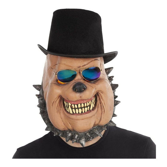 Närbild på en person som bär en stor, brun hundmask med ett brett, tandfyllt leende, utrustad med en svart hög hatt och små spegelglasögon.