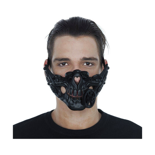 En man bär en detaljerad svart halvmask i Steampunk-stil med synliga kugghjul och ett litet hjärtformat utskärning vid näsborrarna.