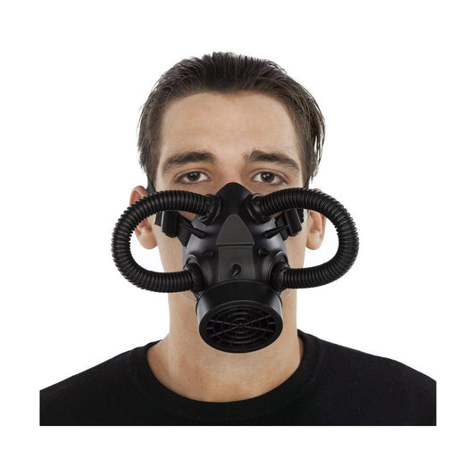 En man bär en svart, futuristisk Steampunk-gasmask med stora horisontella slanganslutningar över kinderna.