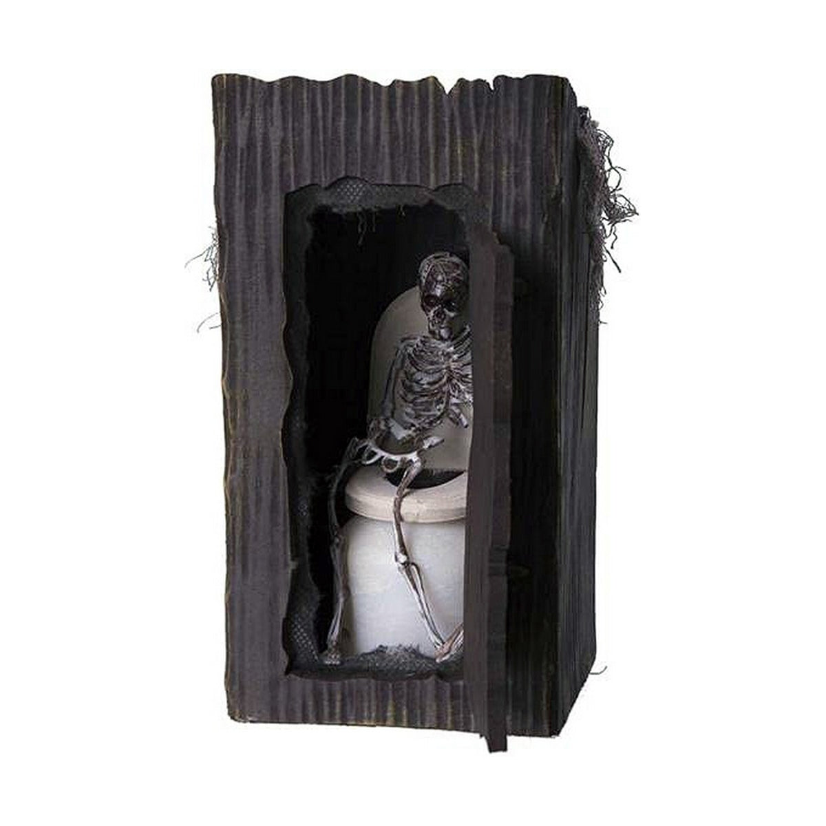 En halloween-dekoration som visar ett skelett som sitter på en toalett inuti en mörk, träliknande bod med öppen dörr och inbyggt ljus.