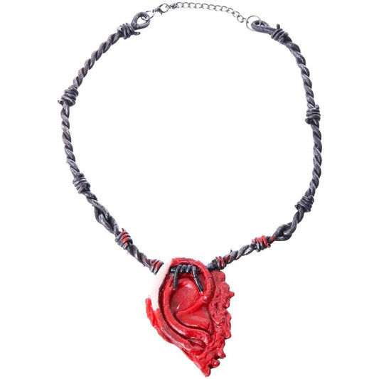 Ett skräckinjagande halsband med ett rött, blodigt öra fäst i en kedja som ser ut som mörk, tvinnad taggtråd.