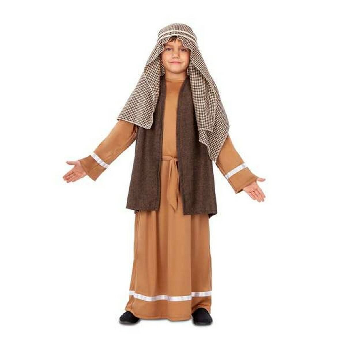 Ett litet barn står utsträckt i en brun och beige herdedräkt som består av en lång kaftan, en väst och en rutig huvudduk.