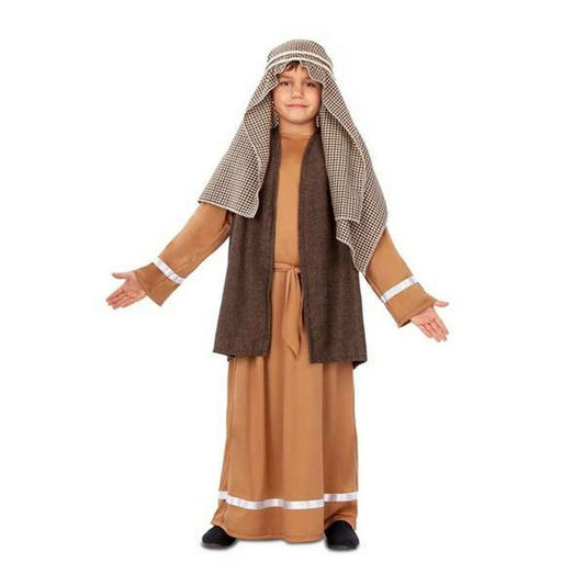 Ett litet barn står utsträckt i en brun och beige herdedräkt som består av en lång kaftan, en väst och en rutig huvudduk.
