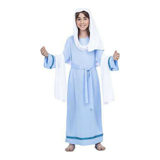 Ett leende barn i en ljusblå maskeraddräkt som föreställer Jungfru Maria, med en vit sjal draperad över huvudet och vita, fladdrande ärmar.