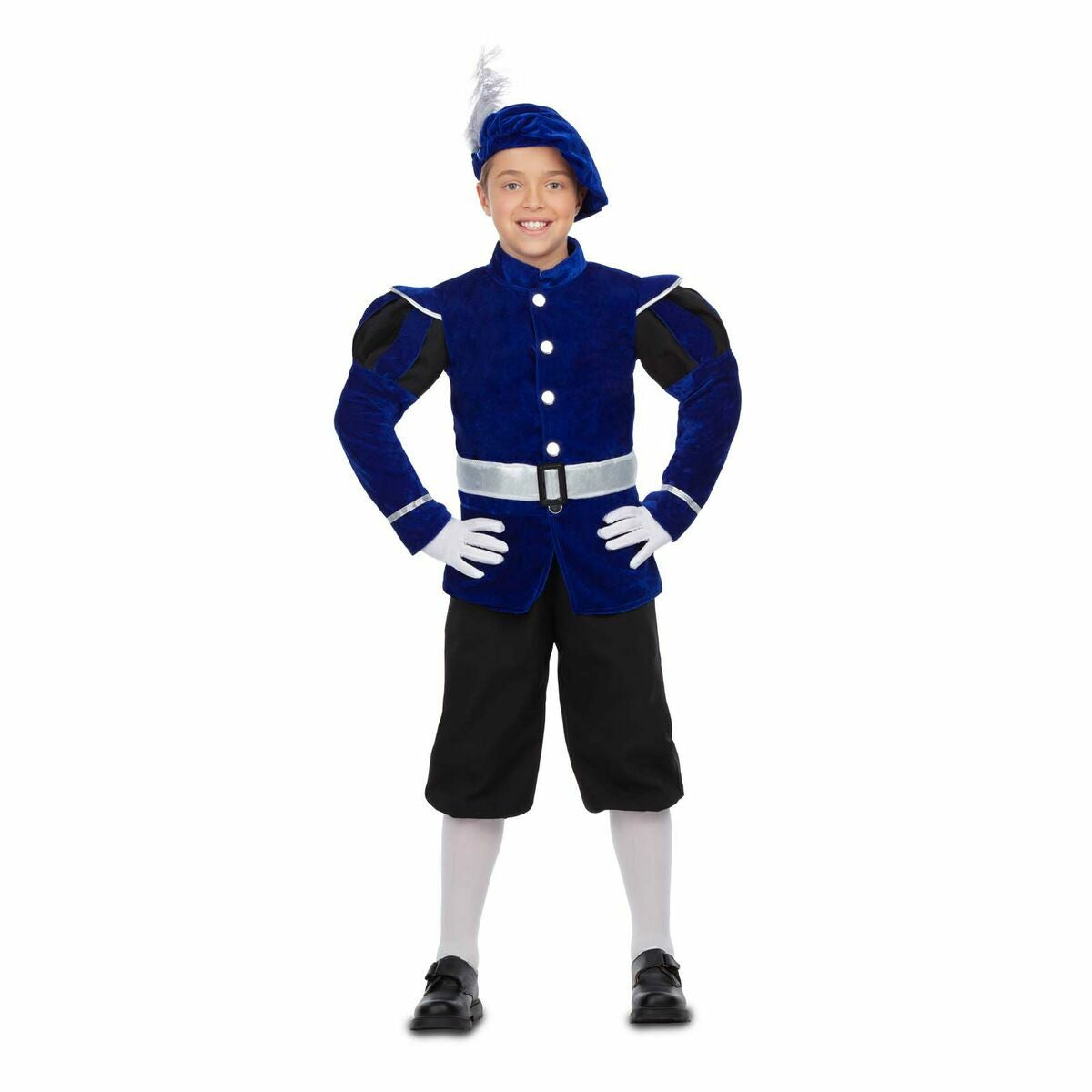 Ett leende barn i en kungligt blå maskeraddräkt som liknar en historisk uniform, komplett med en basker med vit fjäder och vita handskar.