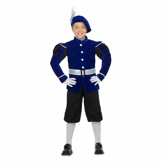 Ett leende barn i en kungligt blå maskeraddräkt som liknar en historisk uniform, komplett med en basker med vit fjäder och vita handskar.