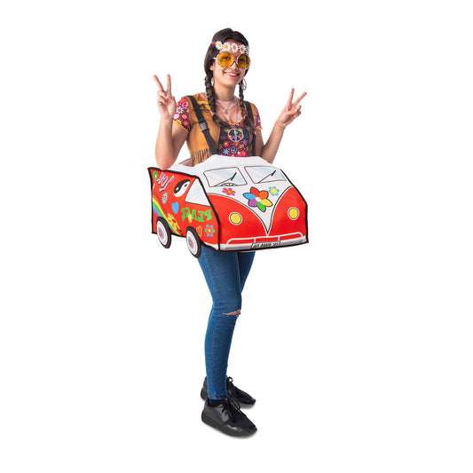 En kvinna klädd i jeans och en hippie-topp poserar glatt med händerna i fredstecken medan hon bär en stor, röd, uppblåsbar folkabussdräkt med 'Peace'-motiv runt midjan.