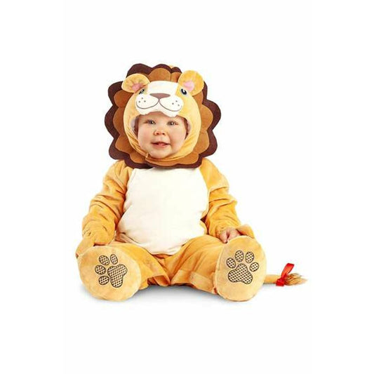 En leende bebis sitter klädd i en mjuk, gul och brun lejonmaskeraddräkt med huva, tassavtryck på fötterna och en liten röd tofs som svans.