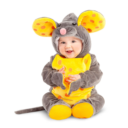 En leende baby sitter klädd i en grå och gul musdräkt med stora ostmönstrade öron och orangea stövelöverdrag.