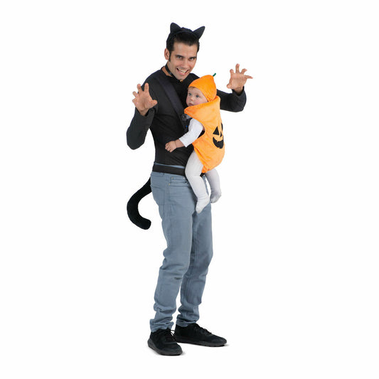 En vuxen man utklädd till svart katt med öron, svans och halsband, bärandes ett litet barn i en orange pumpadräkt i en bärsele.