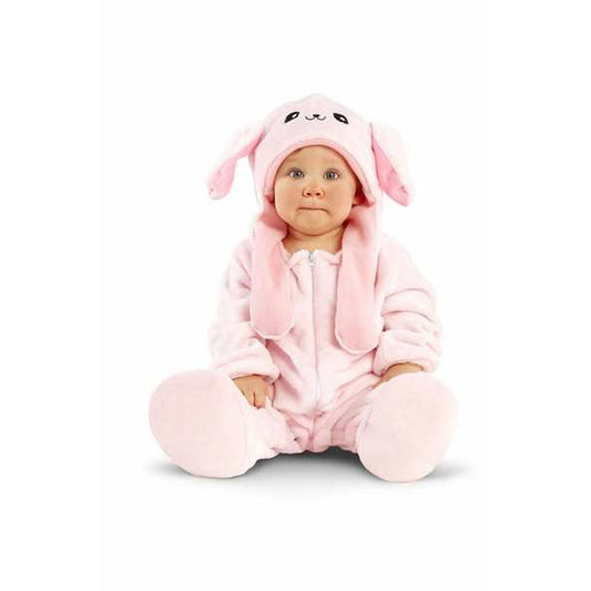 Ett litet barn sitter i en mjuk, rosa kanindräkt med huva och långa öron.