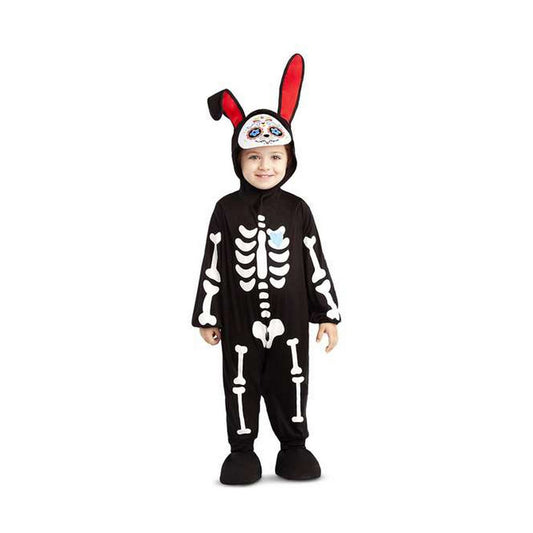 Ett litet barn står glatt i en svart dräkt som föreställer ett skelett med ett tryck av en Catrina-döskalle på huvan, komplett med långa röda och svarta kaninöron.