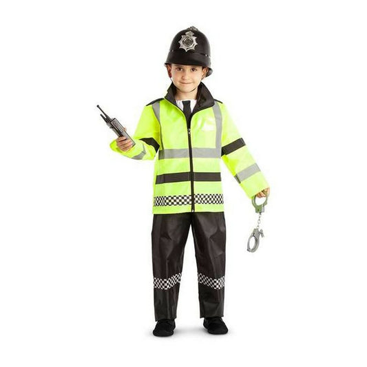 Ett barn poserar i en komplett polisdräkt med neongul reflexväst, svarta byxor med rutiga detaljer, en svart hjälm, och håller i en walkie-talkie samt ett par handbojor.