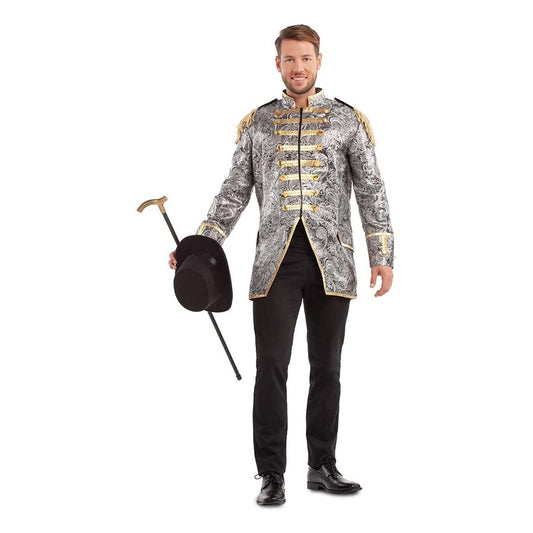 En man poserar i en lång, silverfärgad och svart mönstrad jacka med guldiga detaljer på axlar och knäppning, han håller en svart hatt och en käpp.