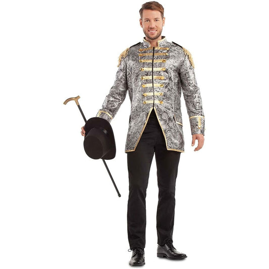En man i en lång, silverfärgad brokadjacka med guldiga knappar och axeltibutar, han håller en svart hög hatt och en promenadkäpp.
