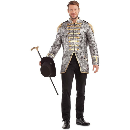Man i en elegant, silverfärgad damastjacka med guldiga detaljer och tofsar på axlarna, han håller en svart hög hatt och en käpp.