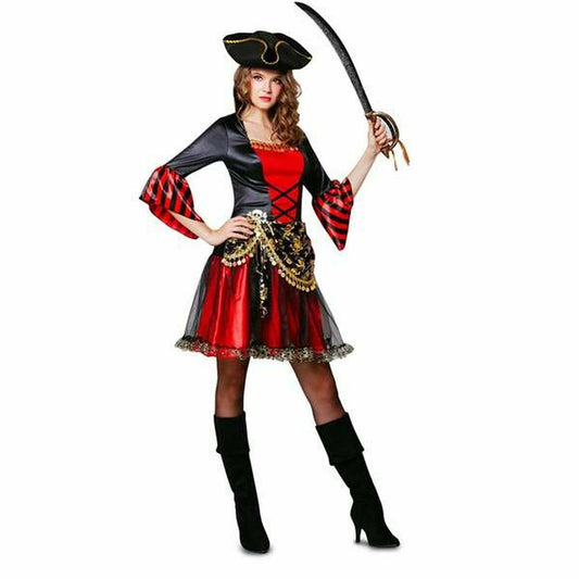 Kvinna i en röd och svart piratmaskeraddräkt, komplett med trekantig hatt, svarta stövlar och håller en sabel i handen.