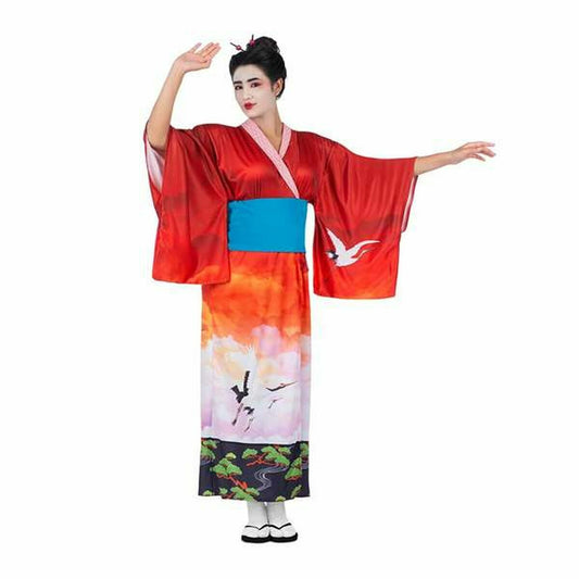 En kvinna i en helkropps röd Geisha maskeraddräkt med en vid kimono, ett ljusblått skärp och en traditionell frisyr.