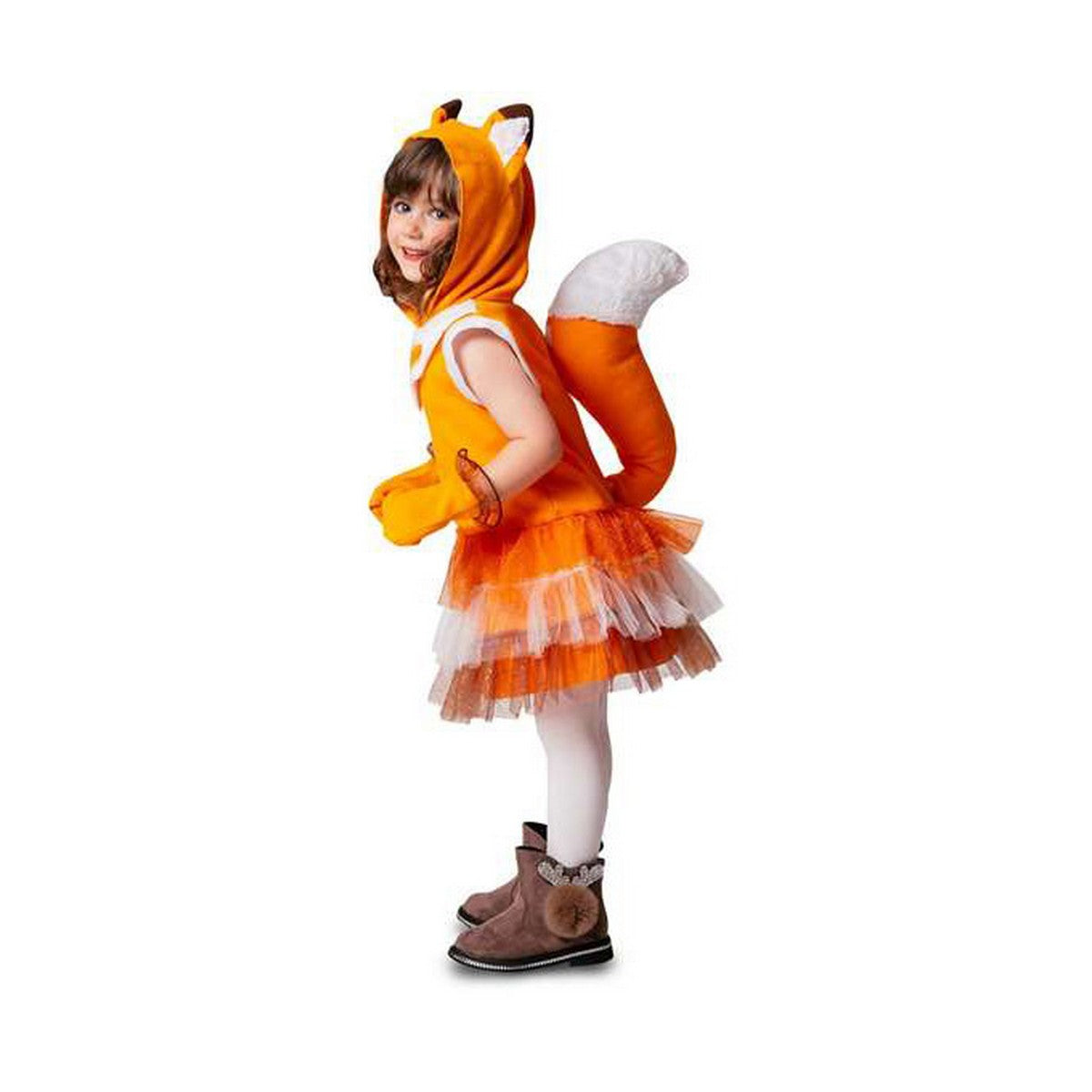 Ett litet barn i en orange och vit rävdräkt med huva, volangkjol och en stor, fluffig vit och orange rävsvans.