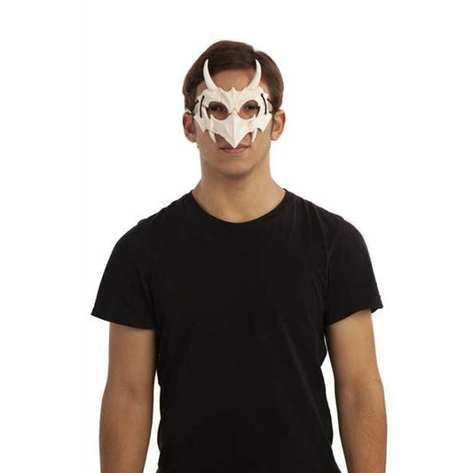 En man bär en vit halvmask som ser ut som en drakeskalle med horn över näsa och ögon.