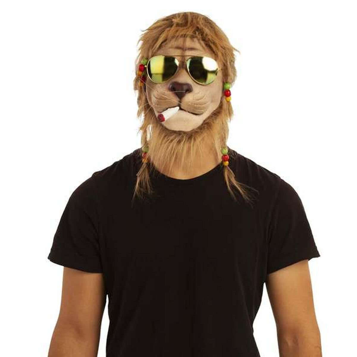 En vuxen person bär en realistisk brun lejonmask i latex, komplett med blonda manar, stora spegelglasögon och en cigarett i munnen. Två små flätor med färgade pärlor hänger ner från sidorna.