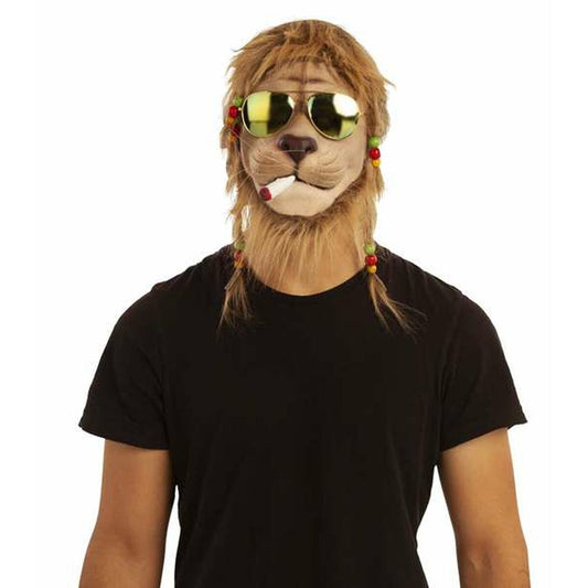 En vuxen person bär en realistisk brun lejonmask i latex, komplett med blonda manar, stora spegelglasögon och en cigarett i munnen. Två små flätor med färgade pärlor hänger ner från sidorna.