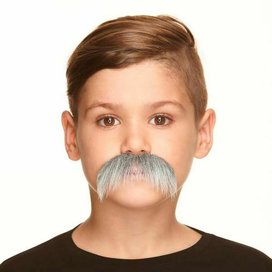 Ett ungt barn med brunt hår bär en tjock, grå mustasch som täcker överläppen.