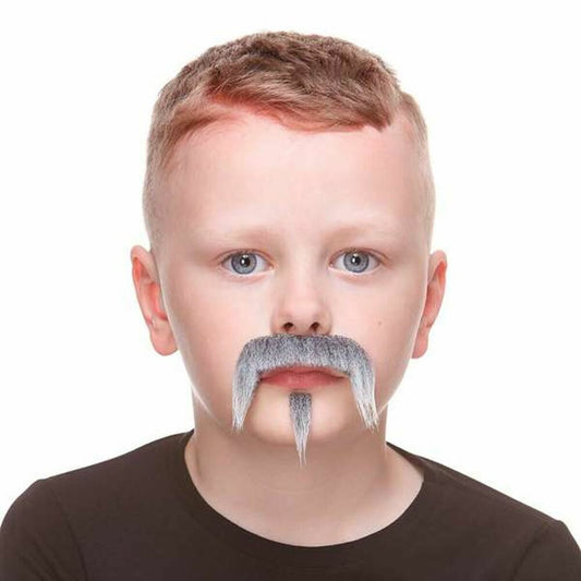 Ett ungt barn med blå ögon bär en grå, fuskmustasch som inkluderar en liten getabock under underläppen.