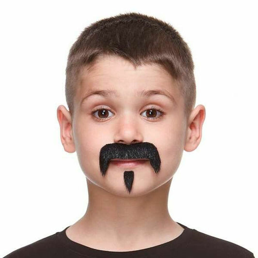 Närbild på ett barn som bär en svart, kaxig mustasch och ett litet spetsigt getskägg klistrat under underläppen.
