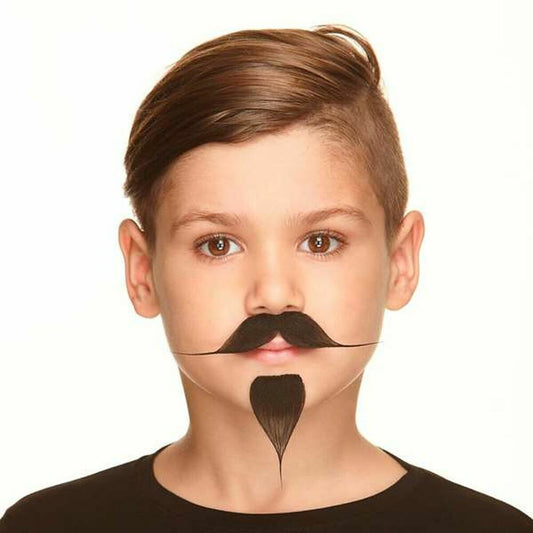 Ett barn med kort brunt hår bär en falsk svart mustasch i Handlebar-stil och en spetsig, svart getbart under underläppen.