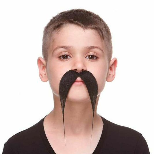 Ett barn har på sig en stor, svart mustasch med långa, spetsiga polisonger som hänger ner längs kinderna.