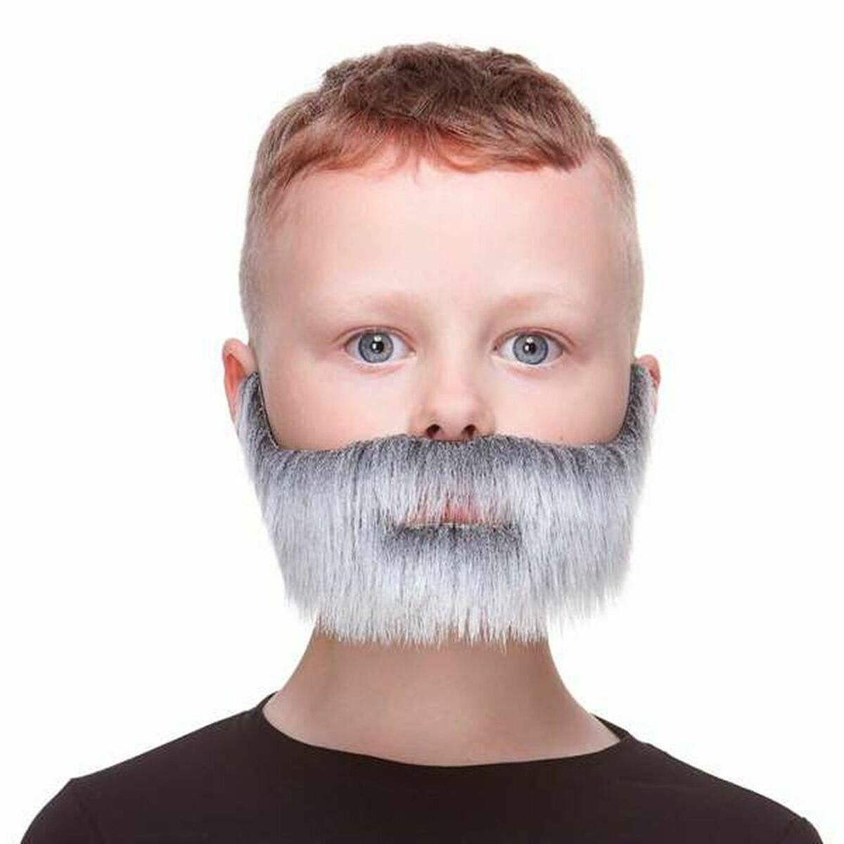 Ett barn med blå ögon bär ett fluffigt, gråvitt falskt skägg och mustasch som täcker munnen och hänger ner på sidorna.