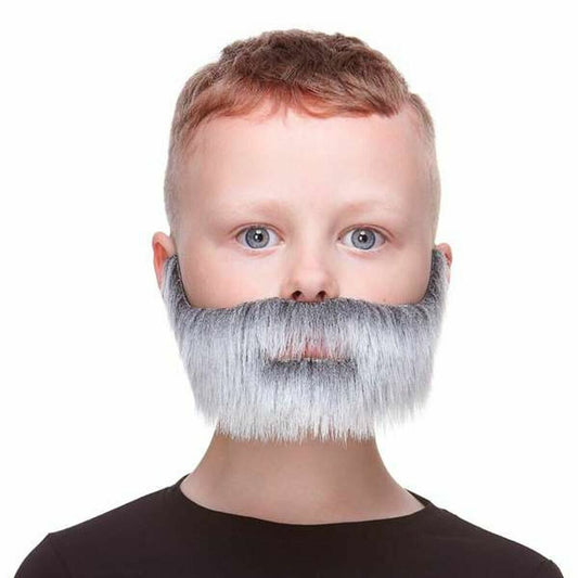 Ett barn med blå ögon bär ett fluffigt, gråvitt falskt skägg och mustasch som täcker munnen och hänger ner på sidorna.