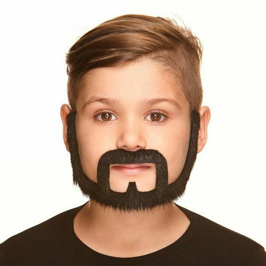 En ung pojke bär ett påklistrat, tätt svart lösskägg och mustasch som täcker hakan och kinderna.