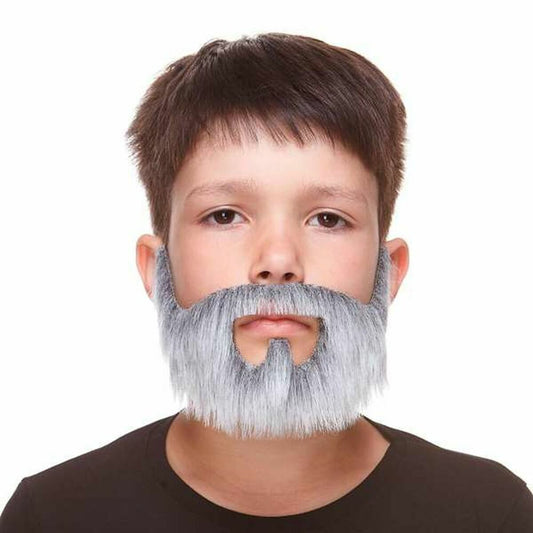 Ett barn som bär ett fluffigt, gråsprängt falskt skägg och mustasch som täcker hakan och kinderna.
