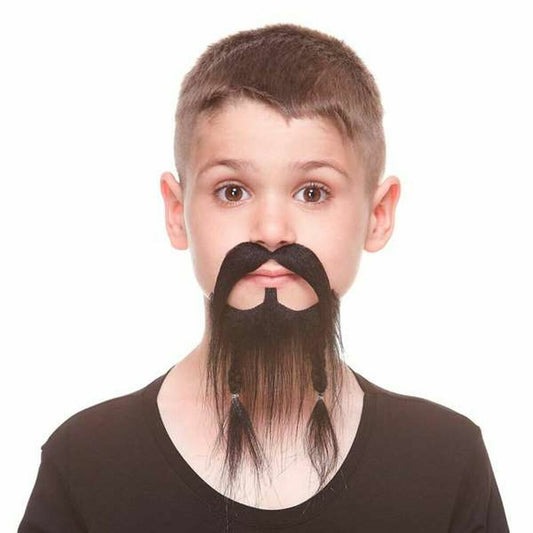 Ett ungt barn med kort hår bär ett svart, långt lösskägg och mustasch som har två små flätor i ändarna.