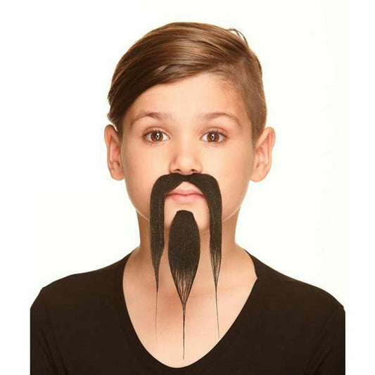 Ett barn med brunt hår bär ett långt, svart lösskägg med mustasch och två långa strån som hänger ner från hakan.