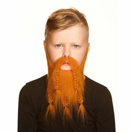 Ett ungt barn med blont hår har på sig ett stort, yvigt falskt skägg i klarröd orange färg, där delar av skägget är flätat.
