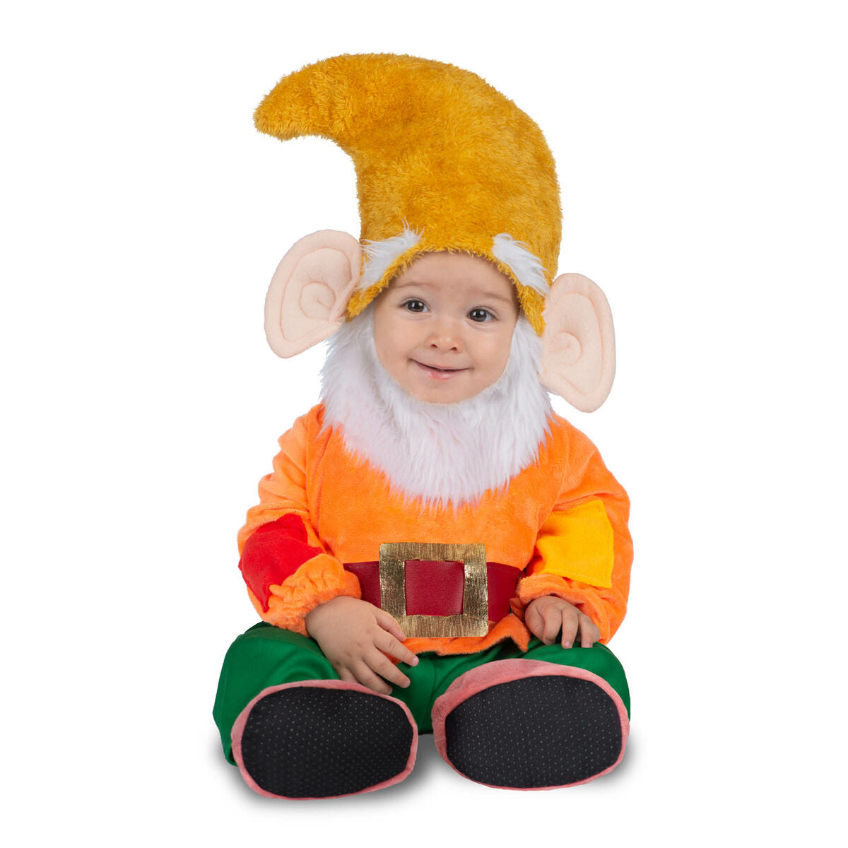 En glad bebis sitter i en färgglad dvärgdräkt med orange tröja, gröna byxor, en stor gul hatt med öron och vitt pälsskägg.