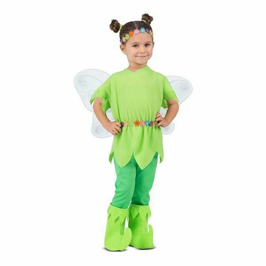Ett litet barn i en komplett grön Tinkerbell-inspirerad maskeraddräkt med vingar, blomsterdiadem och spetsiga stövelskydd, stående mot vit bakgrund.