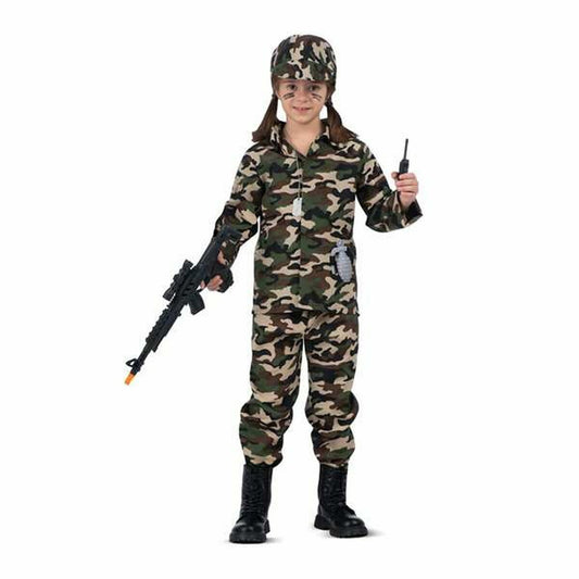 Ett barn i en komplett kamouflagemönstrad militärdräkt, inklusive matchande keps, som håller i en leksaksgevär och en leksaksradio.