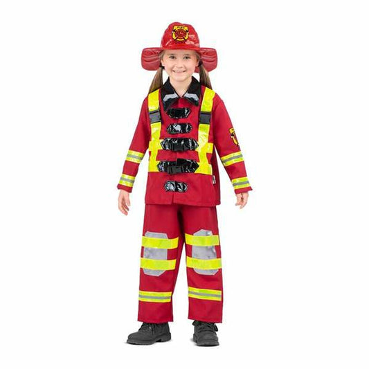Ett glatt barn i en röd brandmansdräkt med reflexer och en brandhjälm på huvudet.