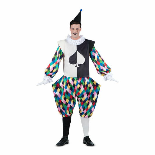 En man klädd i en färgglad harlekinfigur maskeraddräkt med en svart och vit skjorta som har ett stort spaderkortssymbol på bröstet, färgglada rombbyxor och en svart spetsig hatt.