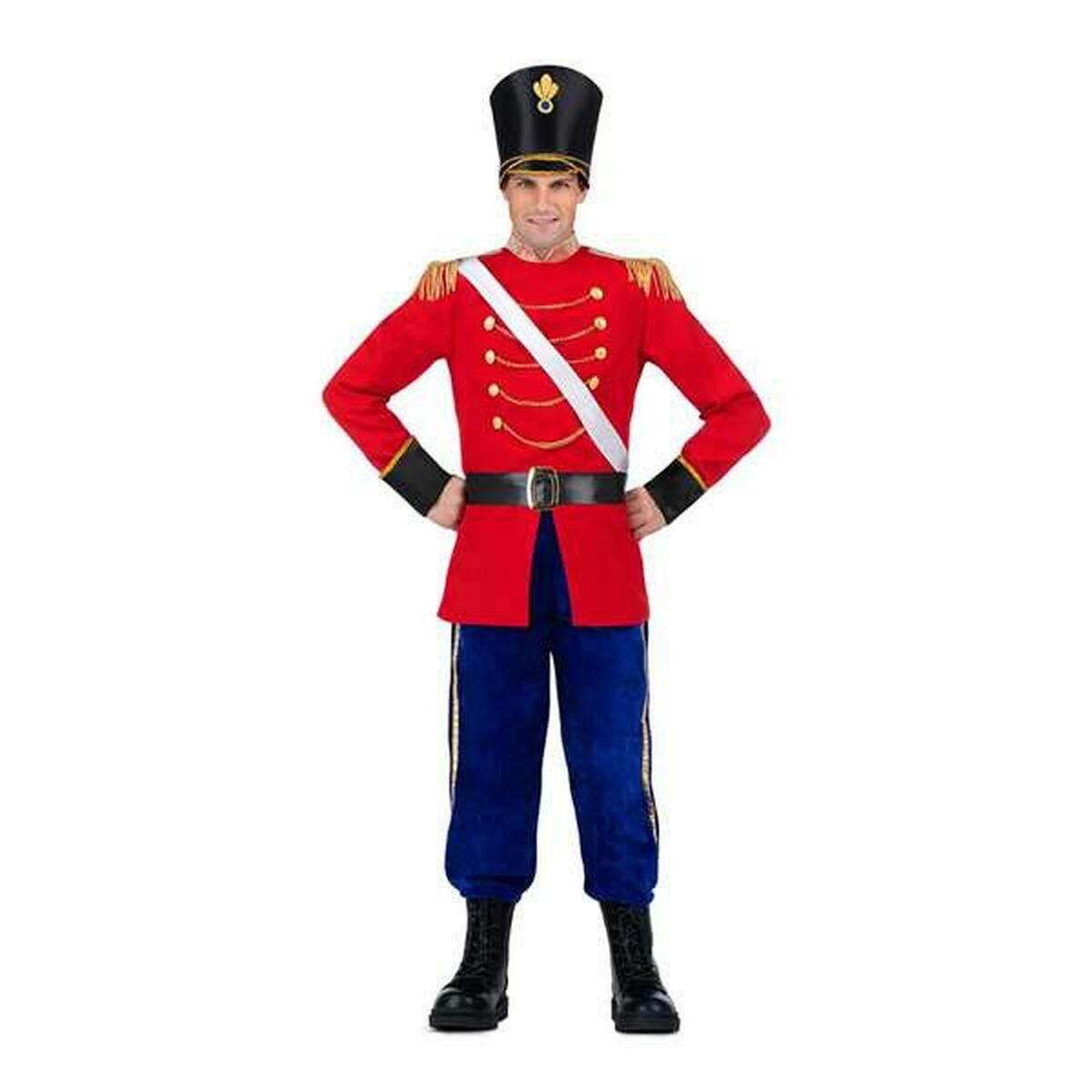 En man iklädd en komplett ledande soldat maskeraddräkt med röd jacka, blå byxor, högt svart hatt och svart skärp.