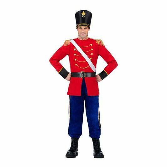 En man iklädd en komplett ledande soldat maskeraddräkt med röd jacka, blå byxor, högt svart hatt och svart skärp.