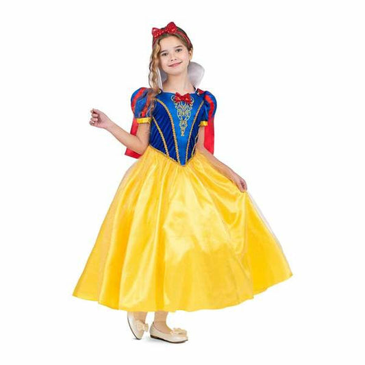 Ett ungt barn som bär en färggrann maskeraddräkt föreställande en Prinsessa från skogen, med en gul kjol, en blå överdel, röd rosett i håret och en röd cape över axlarna.
