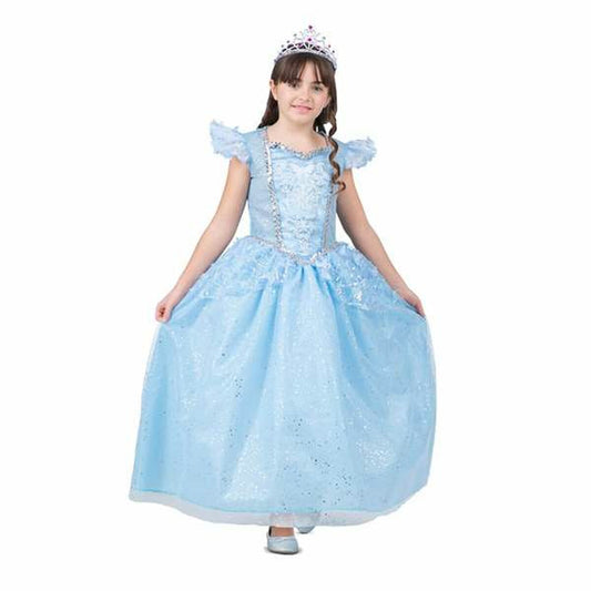 Ett leende barn i en glittrig, hellång, ljusblå prinsessklänning med korta ärmar och en tiara på huvudet.