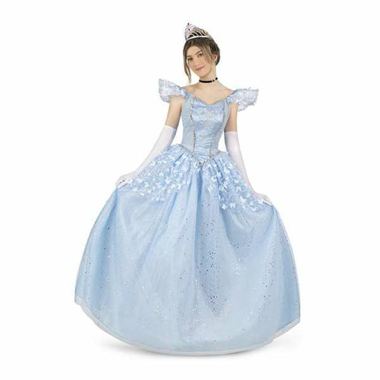 En kvinna iklädd en glittrig ljusblå prinsessklänning med puffiga axlar, långa vita handskar och ett diadem, redo för maskerad.